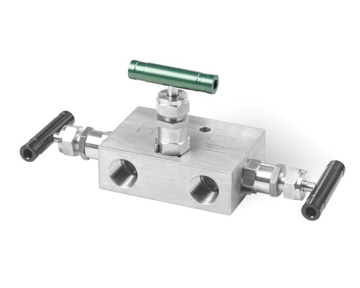 [3RSS-FNS8-V] 316 SS, 3R Series 3-valve Instrumentation Manifolds, Remote Mount, 1/2 Female NPT × 1/2 Female NPT × 1/4 Female NPT, PTFE Packing, 6000psig(414bar), -65°F to 450°F(-54°C to 232°C), Valves Vertically Mounted